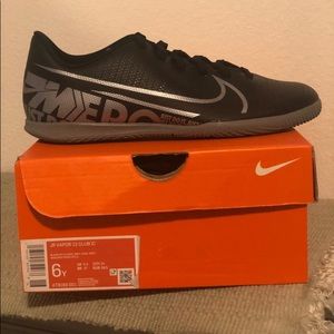 NikeKid Mercurial Vapor 13 Club Indoor Soccer Shoe